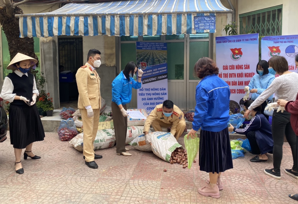 Đoàn cơ sở Phòng CSGT đường bộ - đường sắt  giúp nông dân vượt qua dịch bệnh